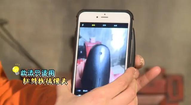 青海西宁，女子在车管所旁边上厕所，发现有一名25岁男子拿手机偷拍，女子立即制止并