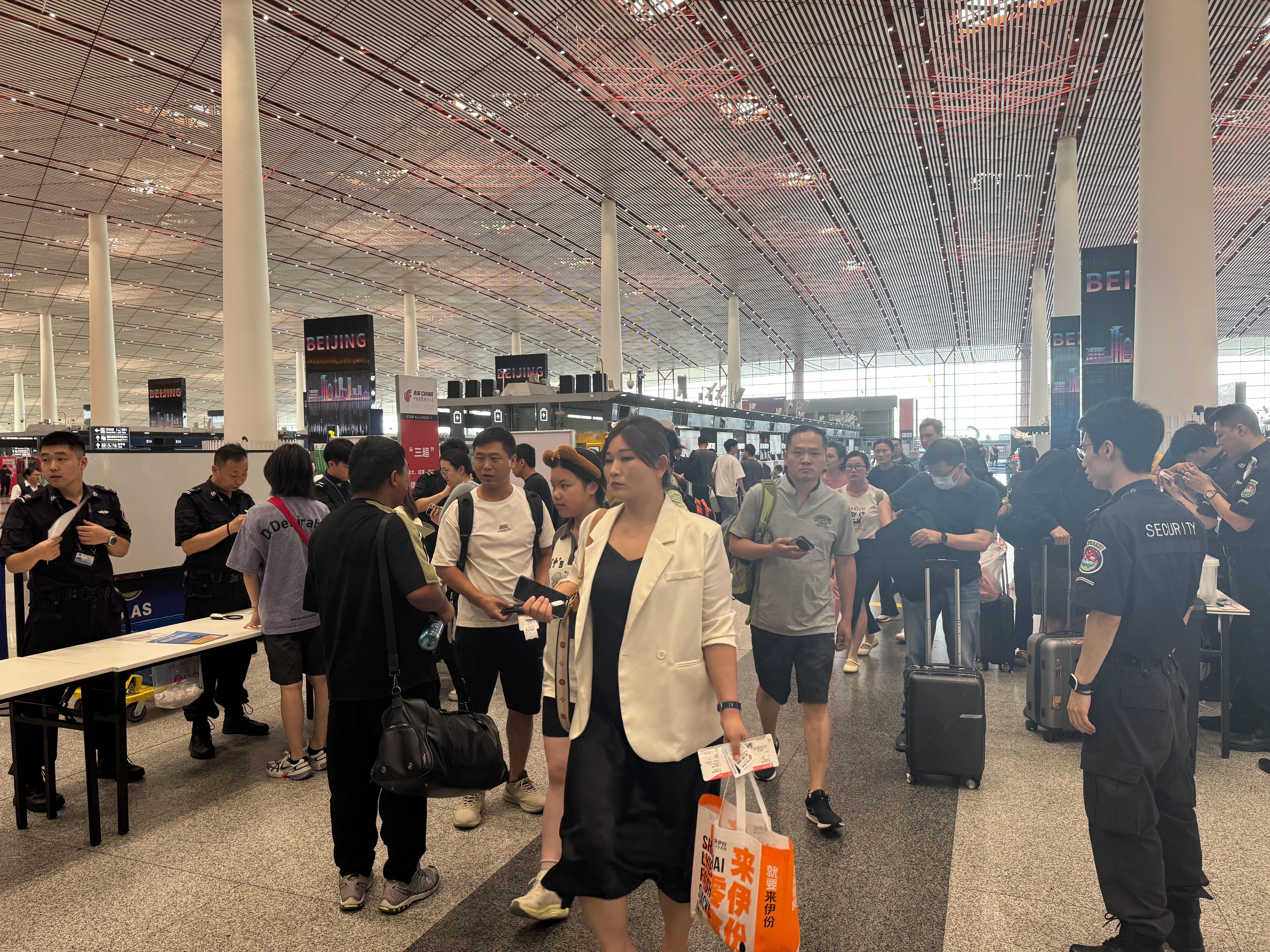 禁止带无3C被召回充电宝坐境内航班 真是在严查充电宝一夜之间，首都机场到处都是查