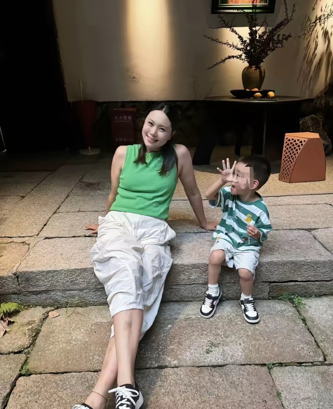 被称为“女排姑娘”的曾春蕾，退役后，结婚生子带孩子。 ​​​