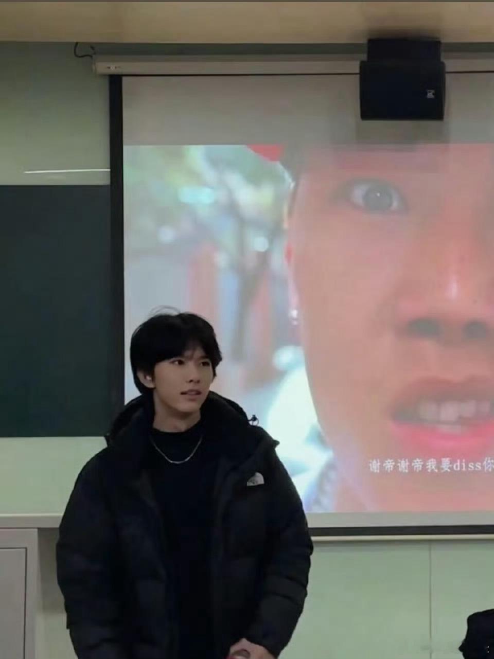 马柏全男大穿搭在校上学也这么帅！超会穿搭的帅哥一枚，没有工作的日子里也在努力学习