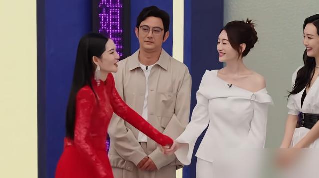 养狗恩情被喝止？谢娜还钱套路，你见识过多少？
李小冉台上细谈病狗，谢娜骤然打断