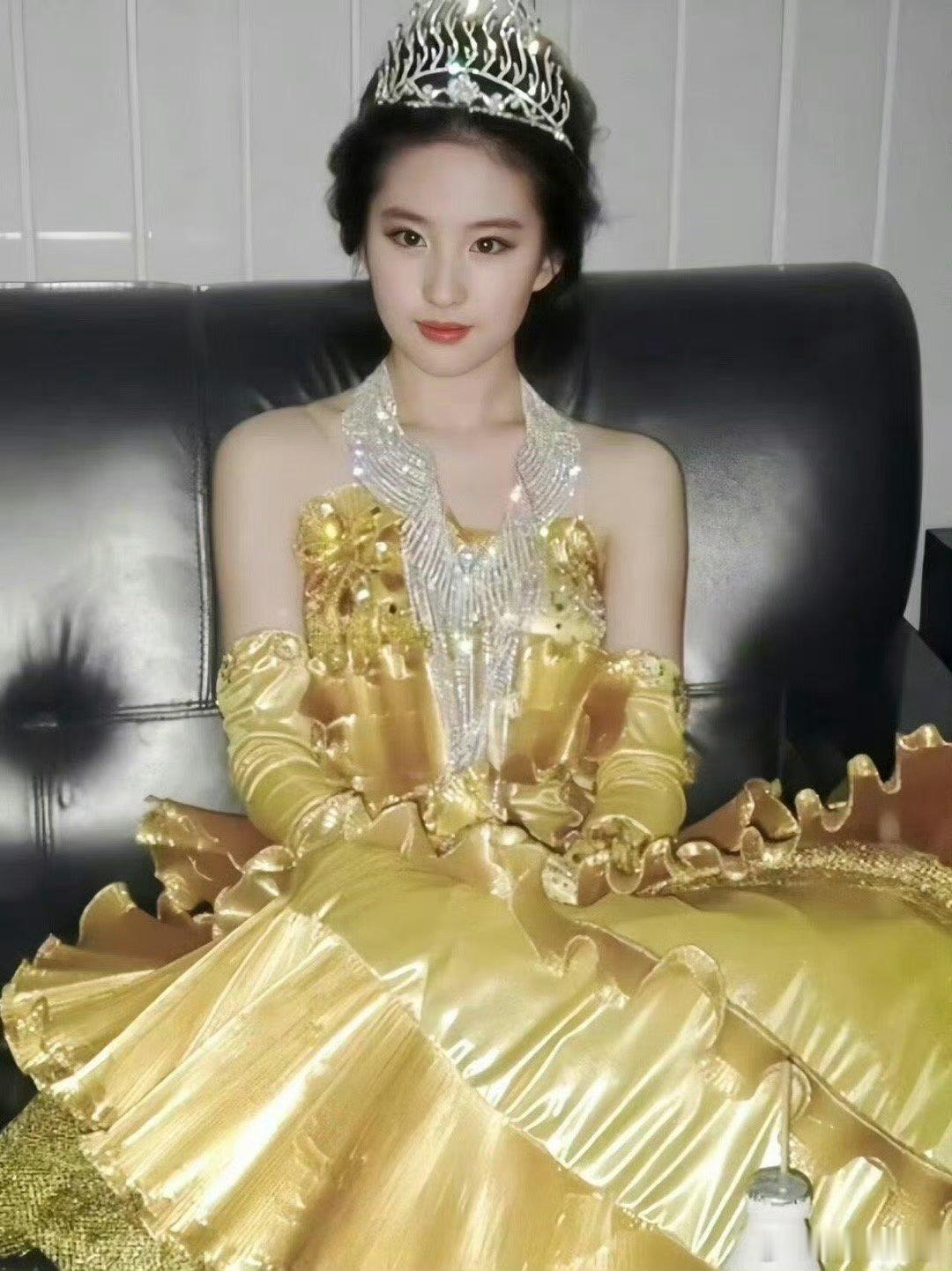 #刘亦菲19岁就成为了金鹰女神#  热知识：19岁的刘亦菲是首届金鹰女神，创下多