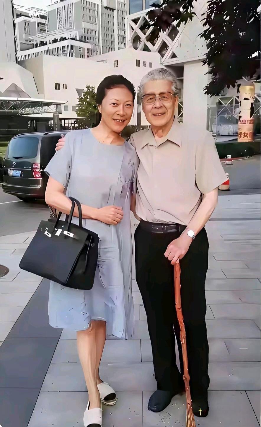 能认出这两位老戏骨的人，岁数基本都不小了。
右边是德高望重的蓝天野老师，拿过七一