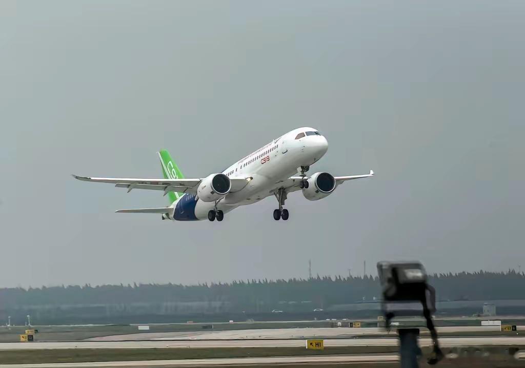 在国际航空合作中，对等原则是底线。既然欧美率先拒绝向中国颁发适航证，中方完全有能