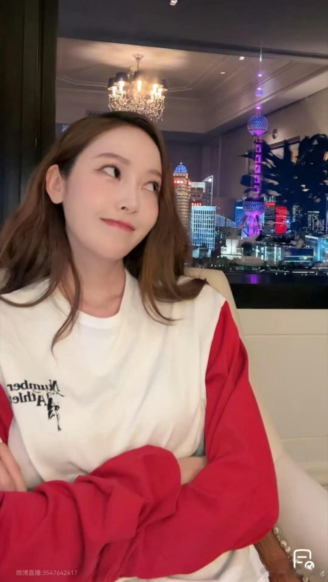 郑秀妍 我才是翻译姐姐 直播里卡姐这波“猛起身反驳”也太可爱了！团队都是韩国人，