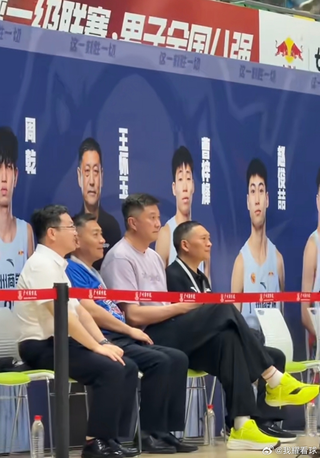 CUBA全国八强赛激战正酣，杜锋指导来到广州商学院主场助阵，现场支持王怀玉指导支
