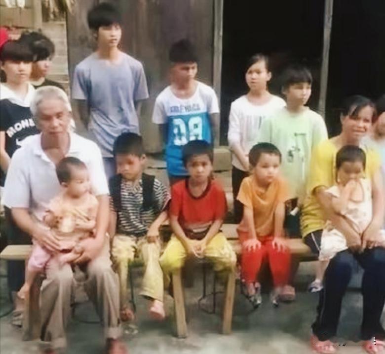 广西第一猛男！1994年，49岁梁二带着19岁女友回村，随后两人就开始疯狂造人，