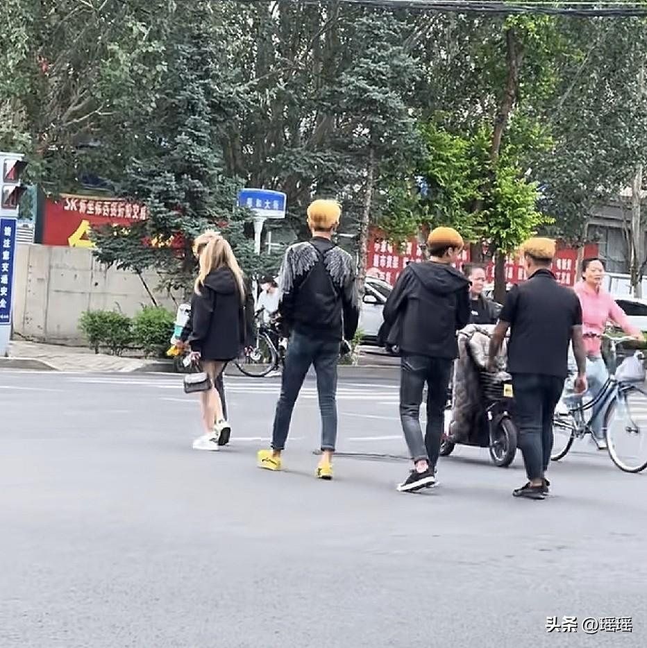 后面三个是保镖吗？