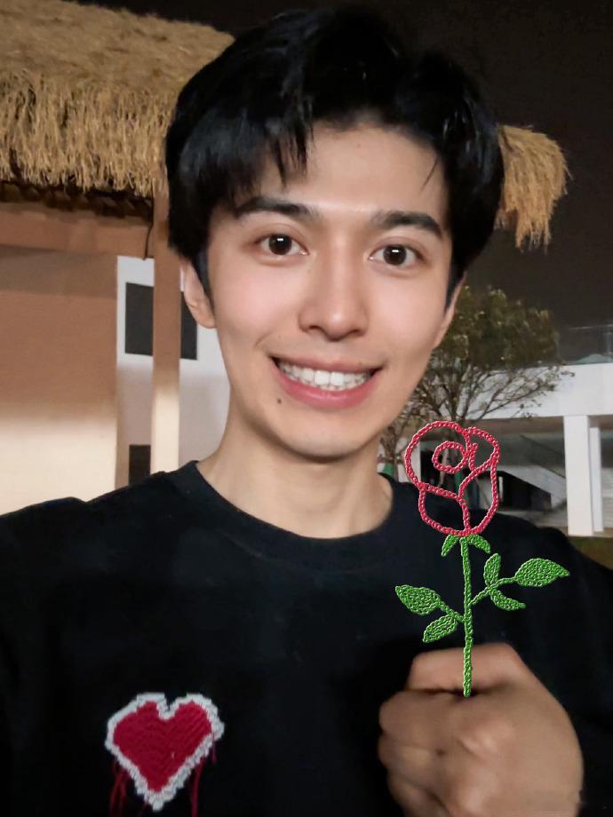 赵小童朋友们情人节快乐哟  赵小童一朵花花送给我们自己 谁能想到赵小童的情人节祝