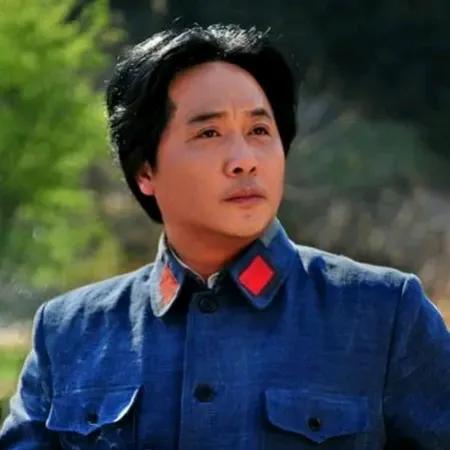 扮演毛主席的特型演员王霙于8月25日晚22时因病去世，终年66岁，他最早是越剧演