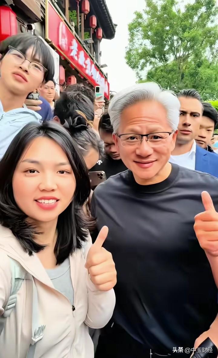 越是名人，穿的衣服越不带logo，整体越简单！
尽管是一件圆领T恤衫，穿在名人身