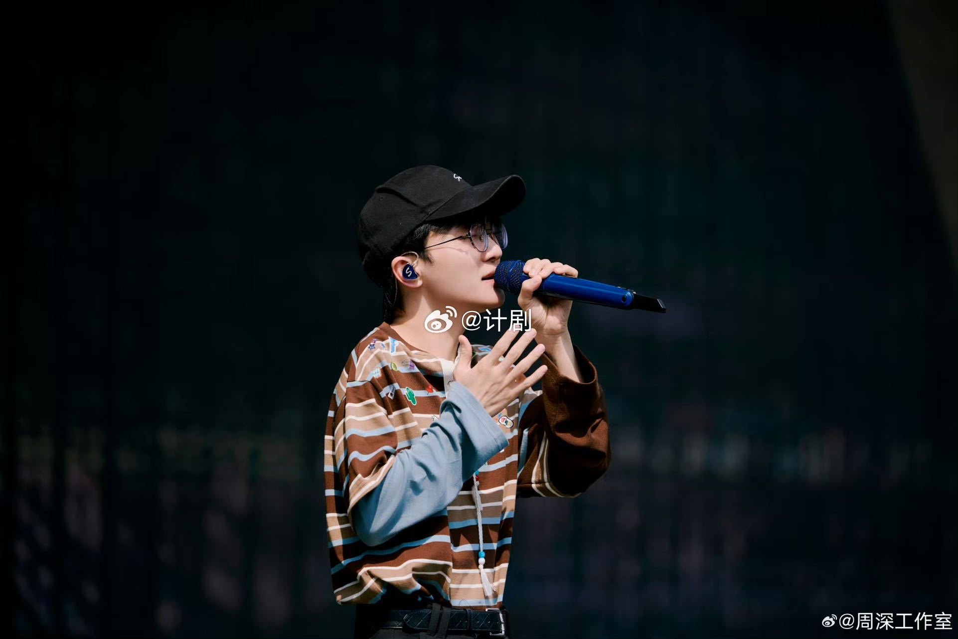 周深巅峰之夜舞台 超级巅峰之夜周深倾情献唱，三首代表作轮番登场，用歌声传递不同情