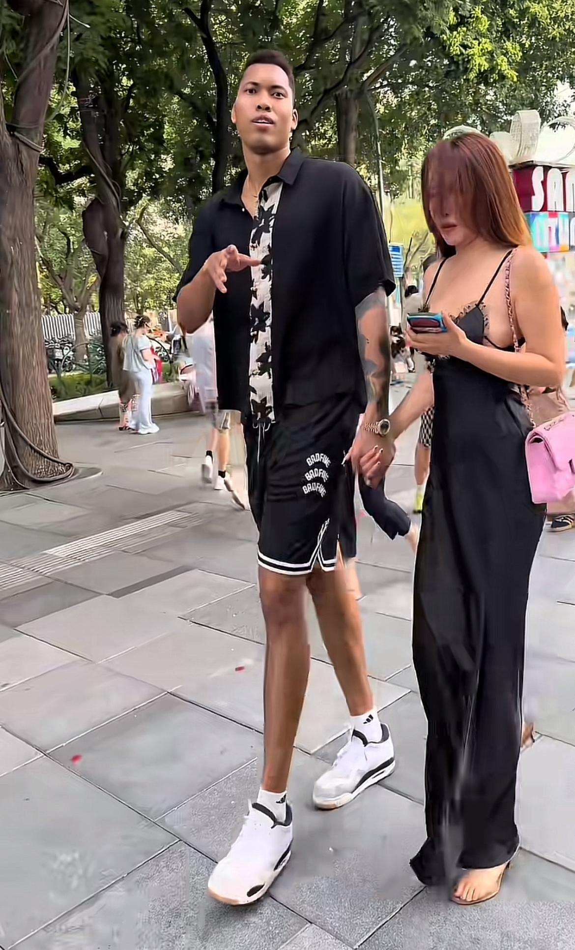 邱天虽然上场时间不多，但也是北京男篮的王朝见证者，算是队内的工作球员，元老级别的