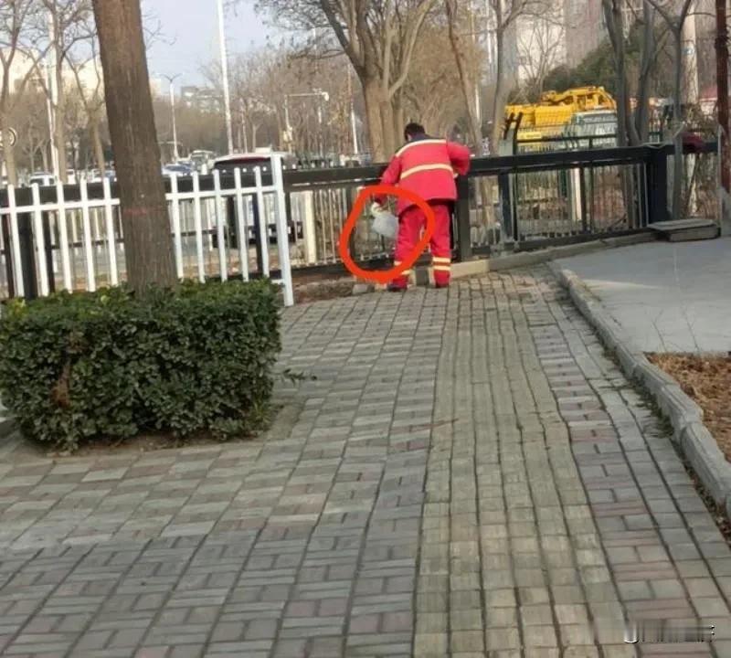 好好的环卫监督器，却被管理者拿来用于监督环卫工干活。这与科技创新的结果，是相违背