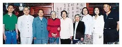 2004年夏，83岁的王光美组织“毛刘”后人大聚会。席间，她突然起身举杯说：“愿