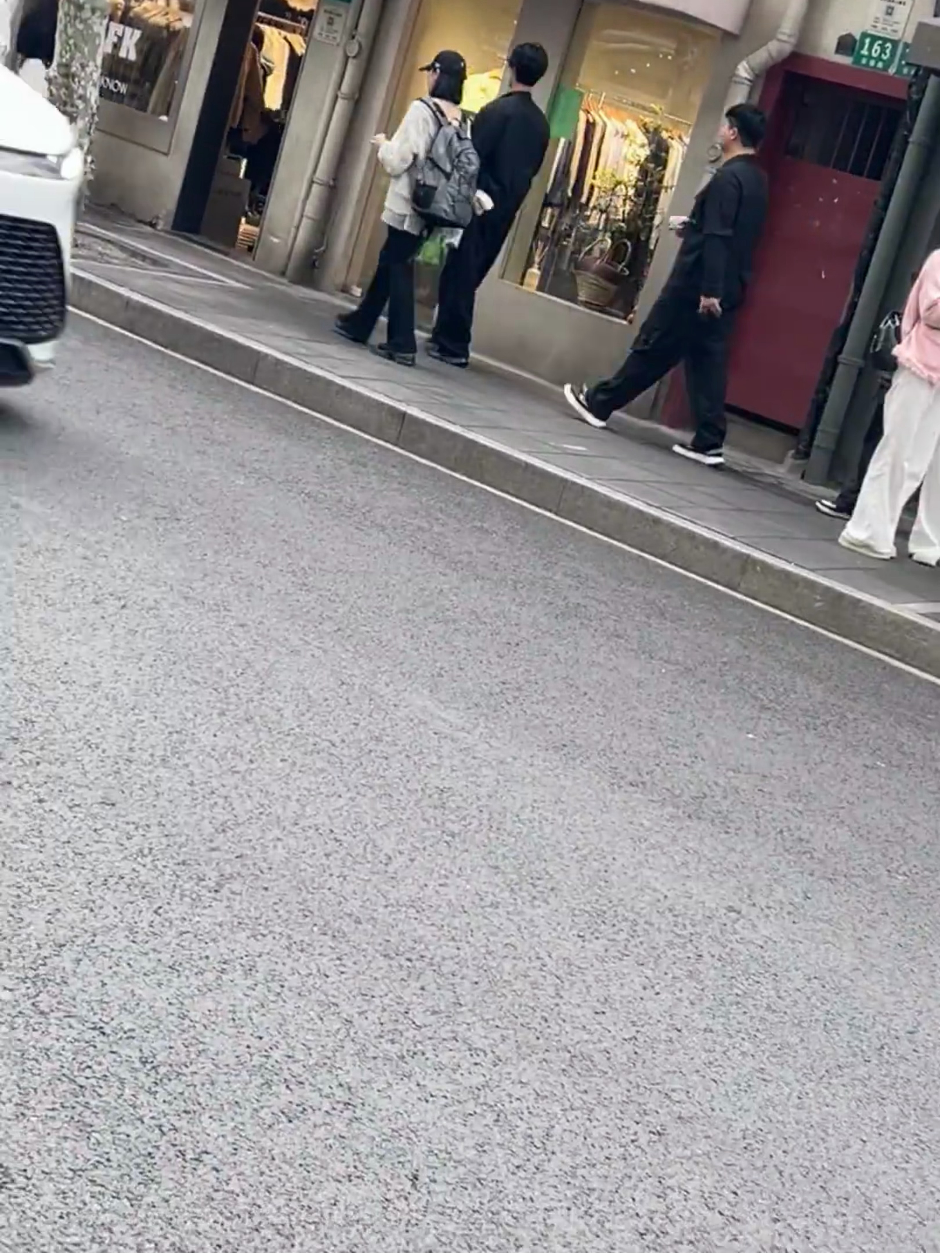 前几天见面没拍够还要和海报合影吗哈哈哈哈哈上海偶遇朴宝剑朴宝剑和王安宇海报自拍