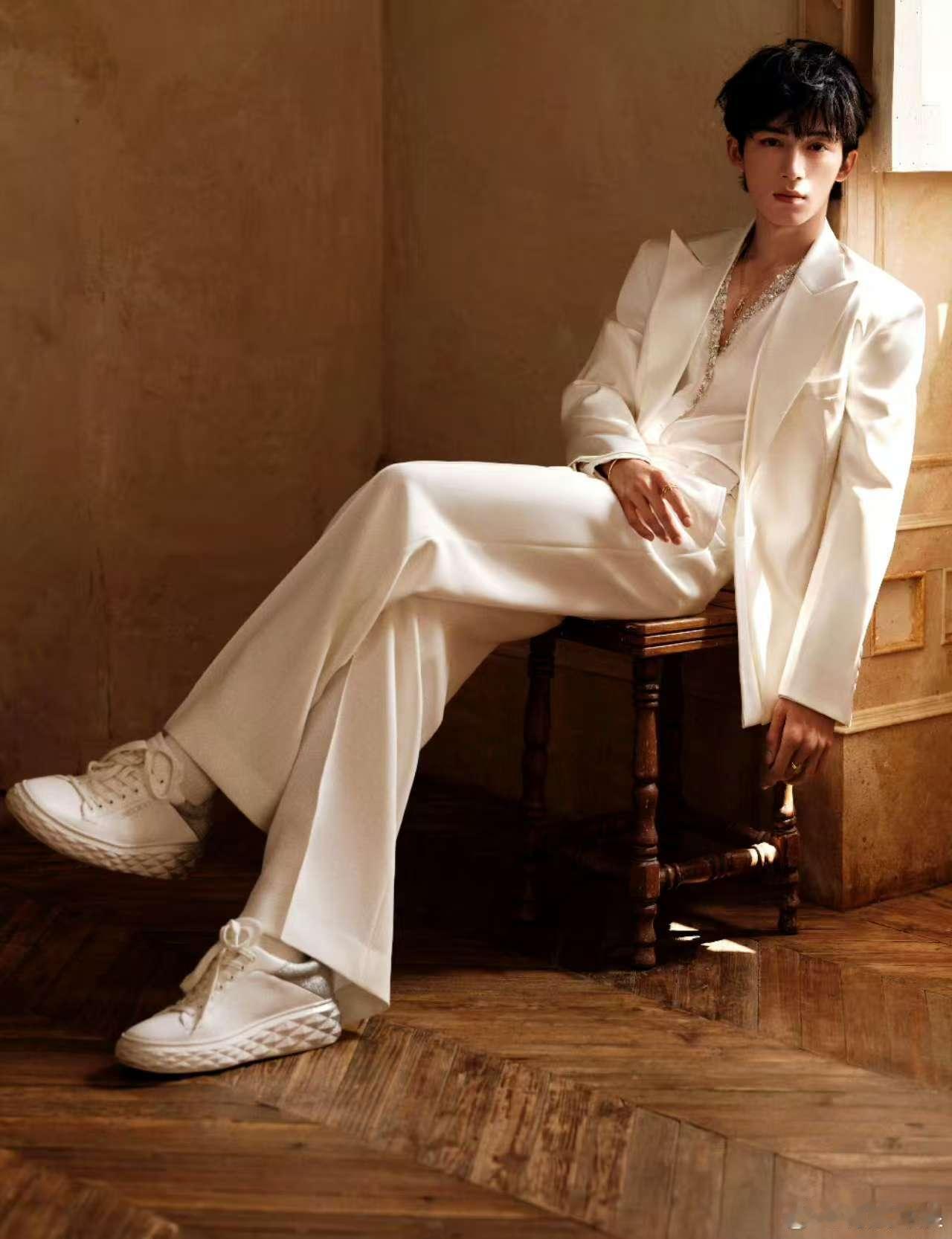 王星越白色西装王星越白西装深v王星越白西装深v，迷晕，[爱慕][爱慕] ​​​