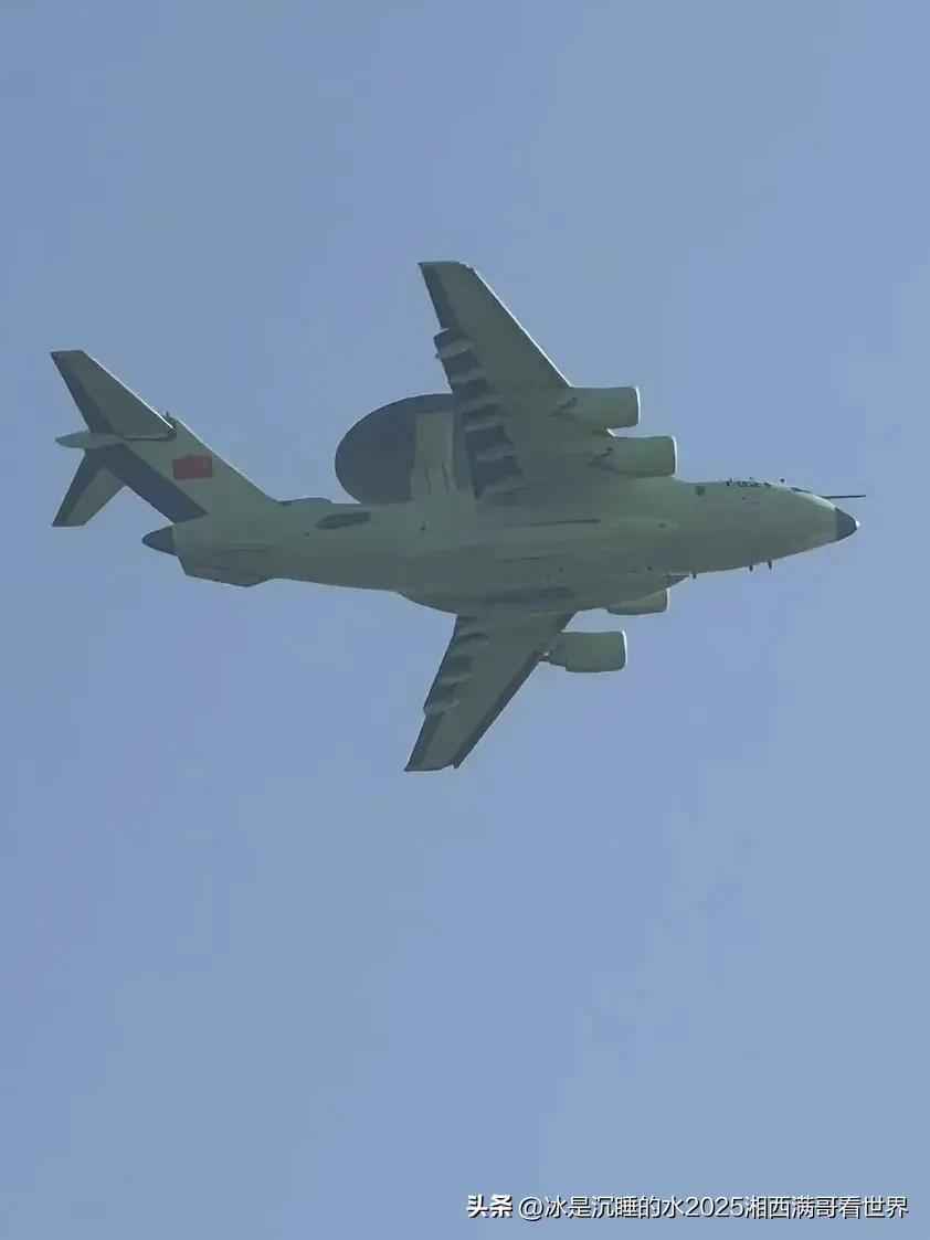 转发分享一张据说是最新型号空警-3000预警机2026年元月份试飞的精彩靓图。