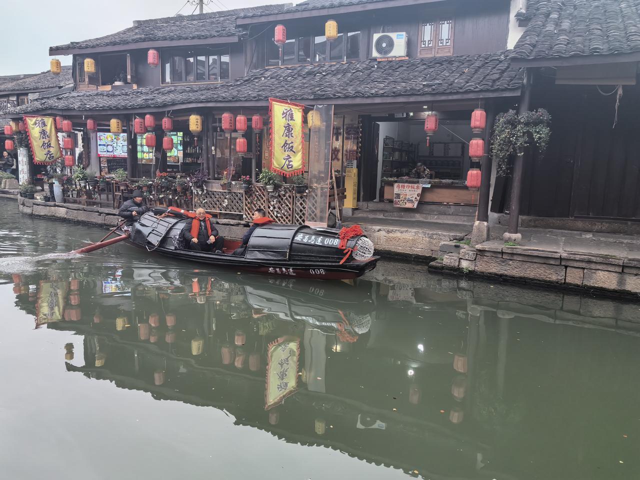 安昌河上的乌篷船