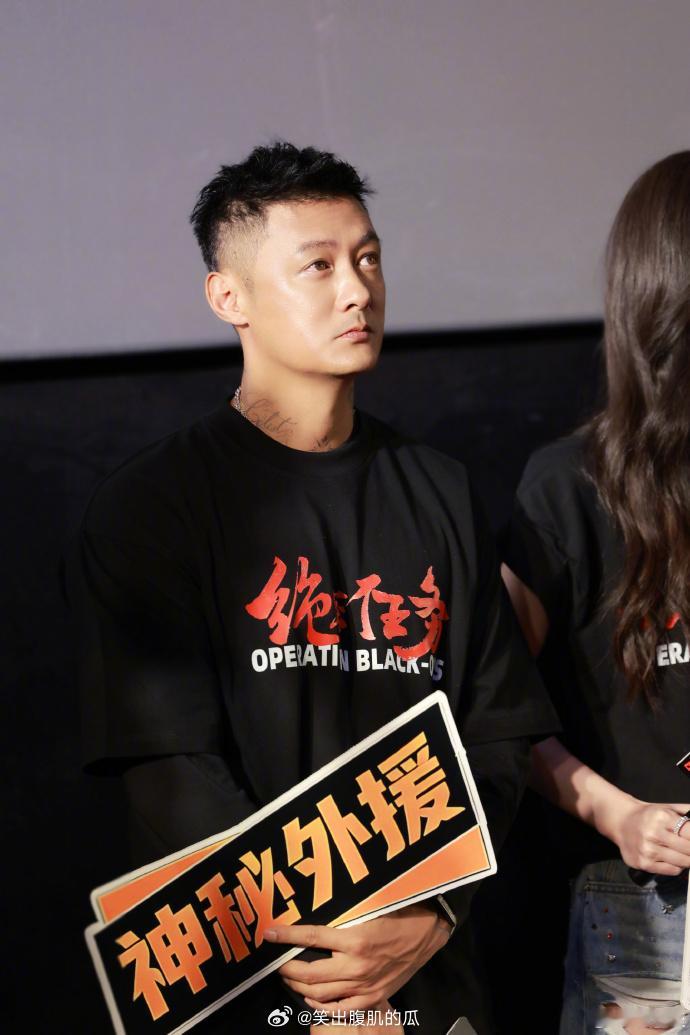 余文乐绝密任务路演状态余文乐新片首映礼出图 齐聚首映舞台，余文乐和主创轻松互动，