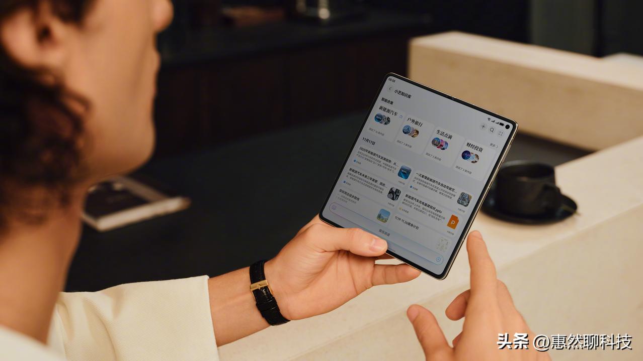 谁能想到，一款折叠屏能把非遗美学玩出如此高度？3月14号AWE直播现场，华为Ma