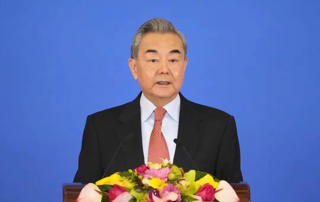 特朗普访华的概率决定于特朗普是否有诚心。

中美经济捆绑得很紧，美国离不开中国的