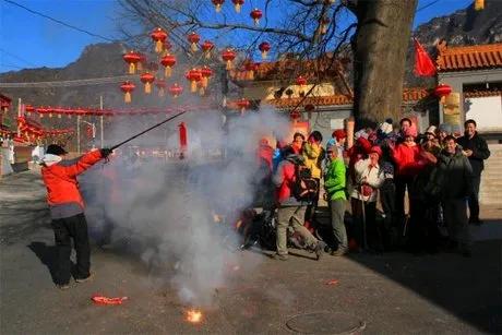 炮竹的来历及寓意？

很多人知道国内要放鞭炮，却不知道其的来历及寓意是什么？
