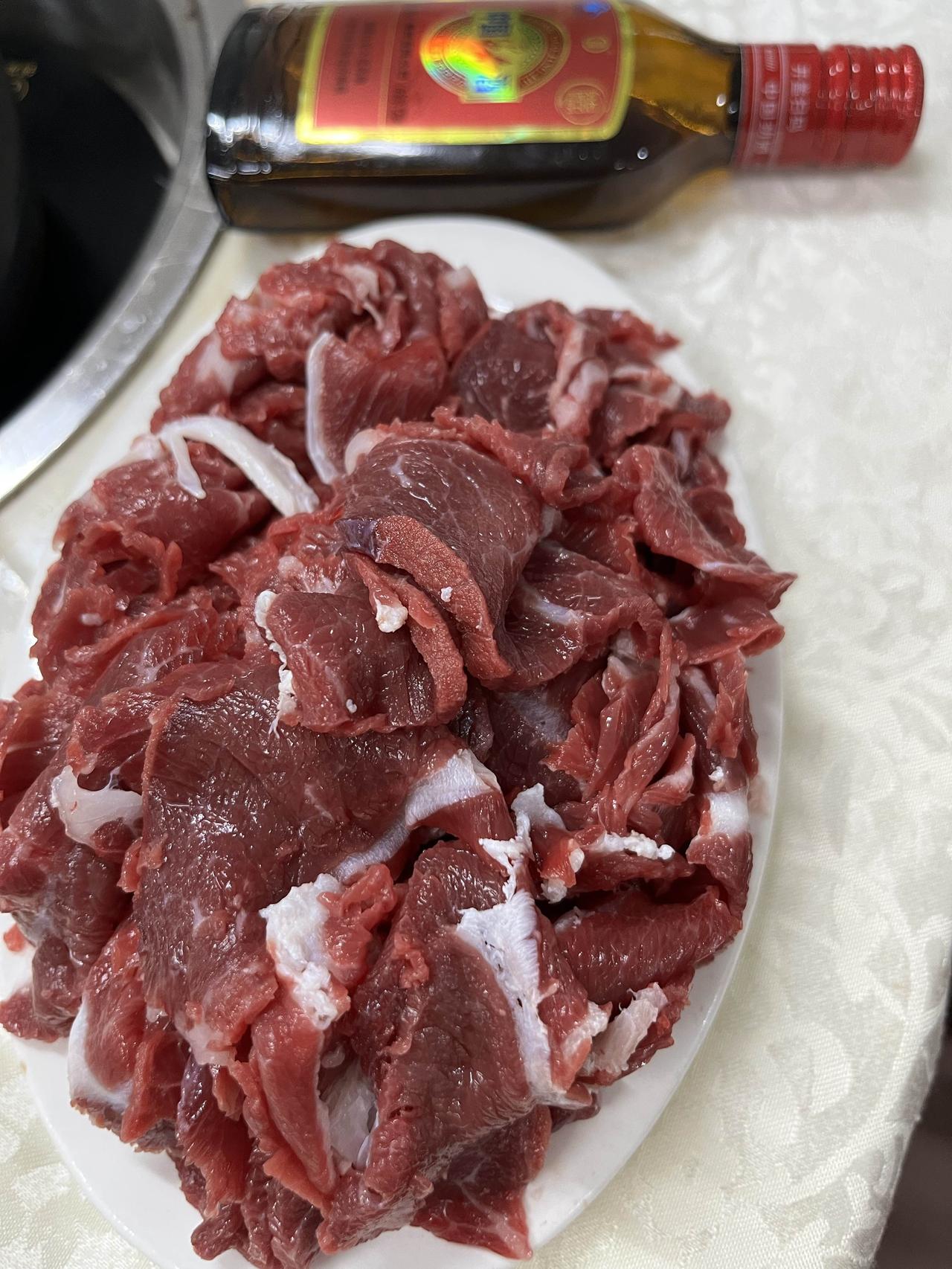 这桌菜看起来丰盛，准备开吃啦！这牛展肉新鲜吧！100元一斤！
