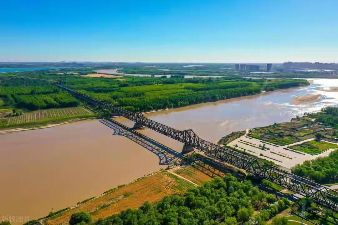 北方经济之所以不如南方有一条很重要的原因就是，北方没有一条像长江一样的黄金航道，