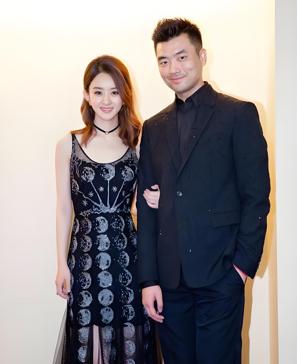 红毯上，赵丽颖的手只是指尖轻轻挨着周一围的臂弯。
两人中间隔着一拳的距离。
她眼