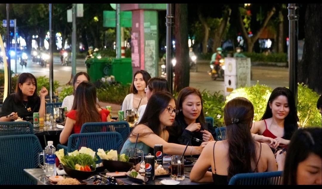 越南女孩的纤瘦，和饮食习惯密不可分，她们常以清苦的咖啡开启一天，用低热量的蔬菜、