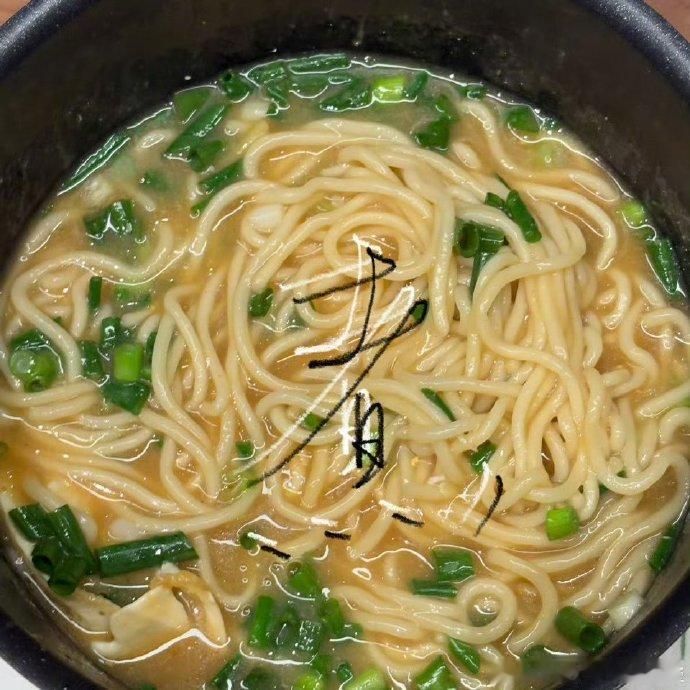 易烊千玺美食plog易烊千玺做饭也太会了吧！每一道菜都像艺术品，我宣布他是娱乐圈