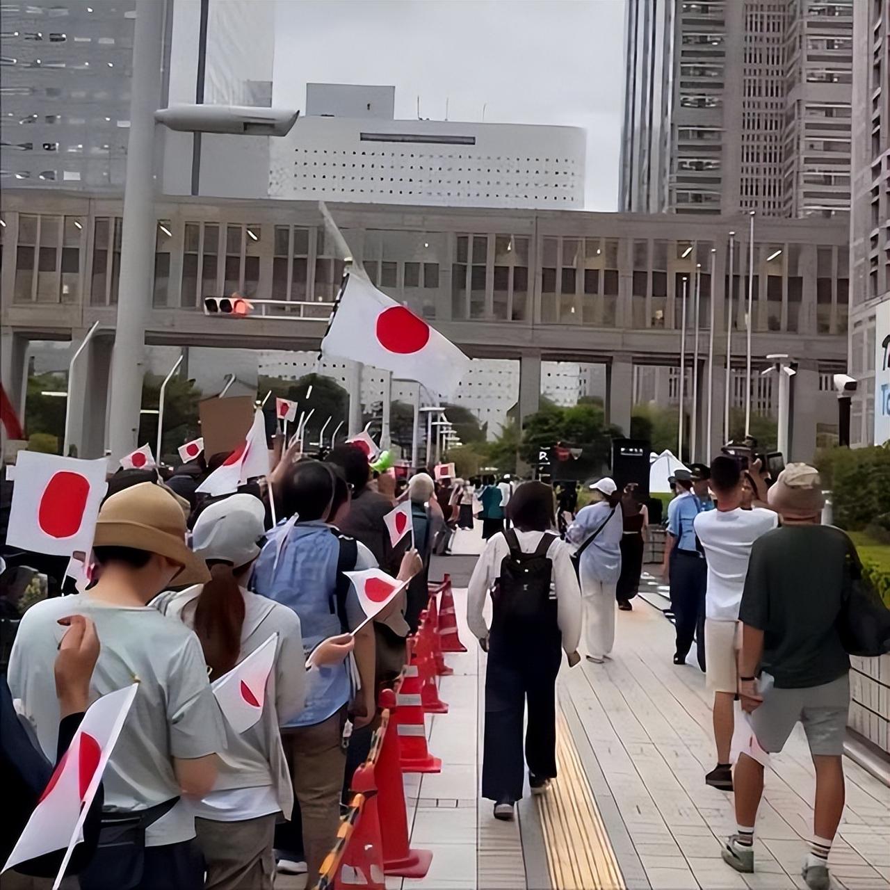 日本千余人上街，要求首相给中国道歉
3月24日日本自卫队少尉持刀闯入中国驻日大使