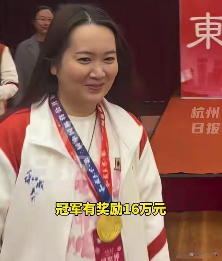 打麻将，能够打出这样的精气神，还能取得冠军并获得奖励16万元，恐怕只有中国的二孩