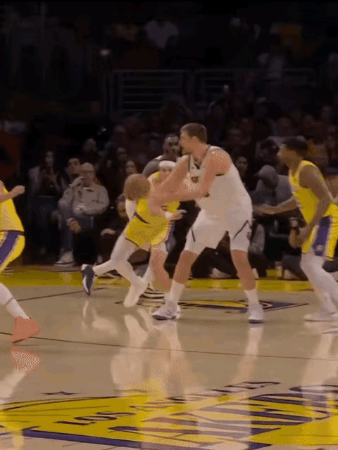 约基奇的妙传，简直不可思议，当今联盟或许仅有一人能与之相提并论啊