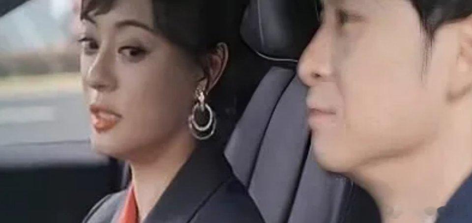 晓舟对曼黎的感情已经不是弟弟与姐姐的关系了，而是更想上一个台阶，直接的来说就想让