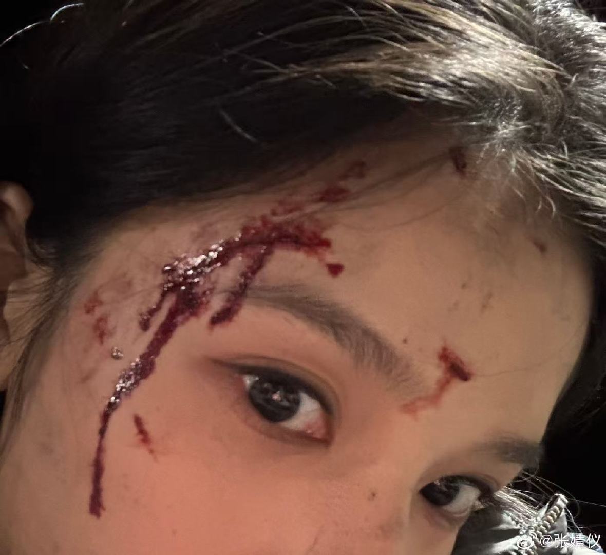 张婧仪受伤妆自拍 张婧仪分享最新营业照，受伤妆造型破碎感拉满，期待早日见面啦 