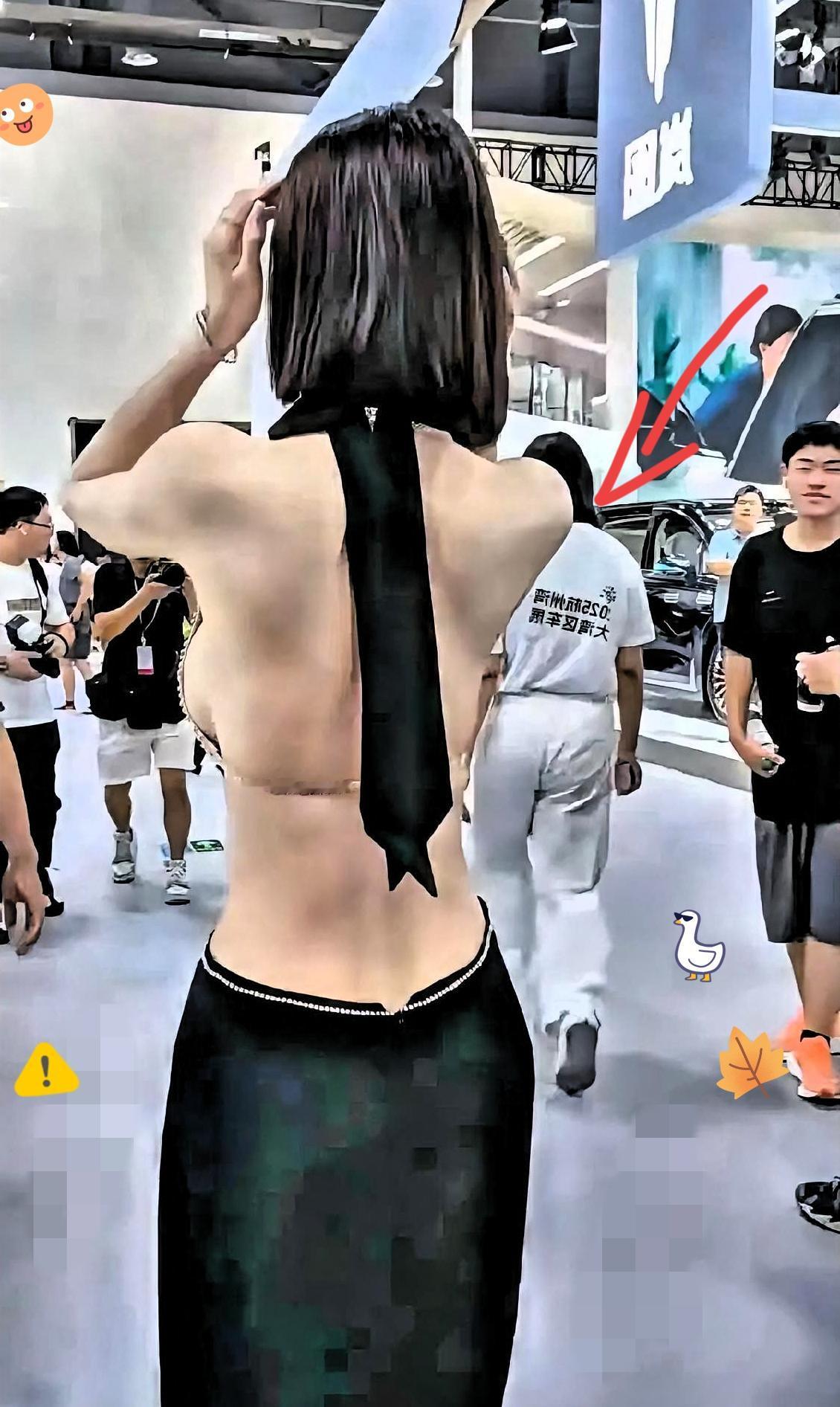 绝了！
杭州湾车展杀出“背影杀”天花板，
这穿搭直接把车展变秀场！

黑领带反系