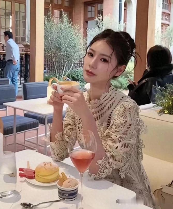 现在网络上有关于筱梅的负面新闻铺天盖地。甚至还有些人恨不得把人家的祖宗十八代都扒