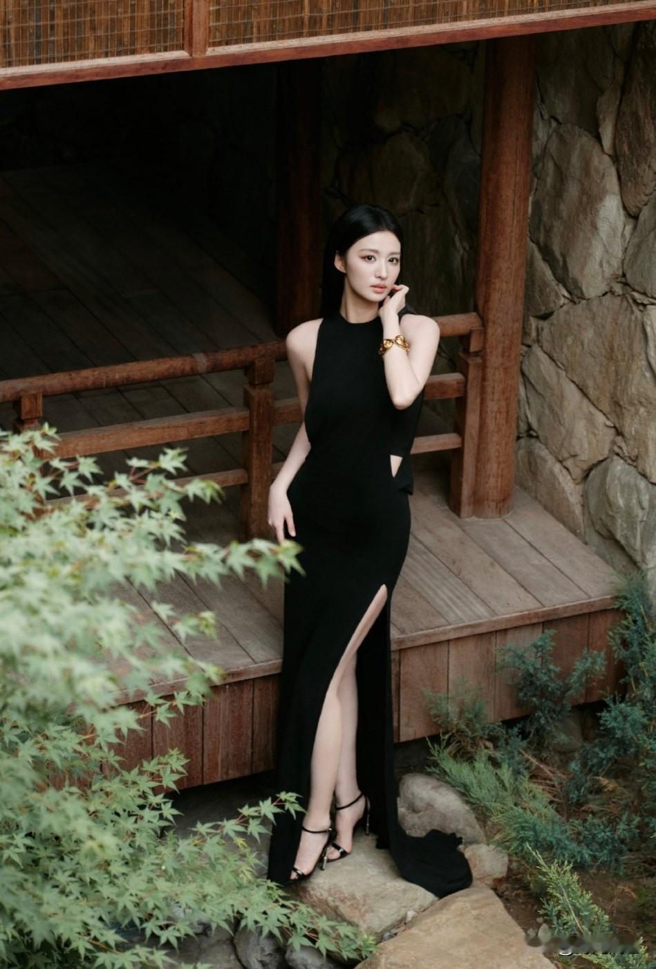 王楚然高挑曼妙的身材堪比专业模特。真的是满分身材！演技在线，颜值惊艳，优秀的青年