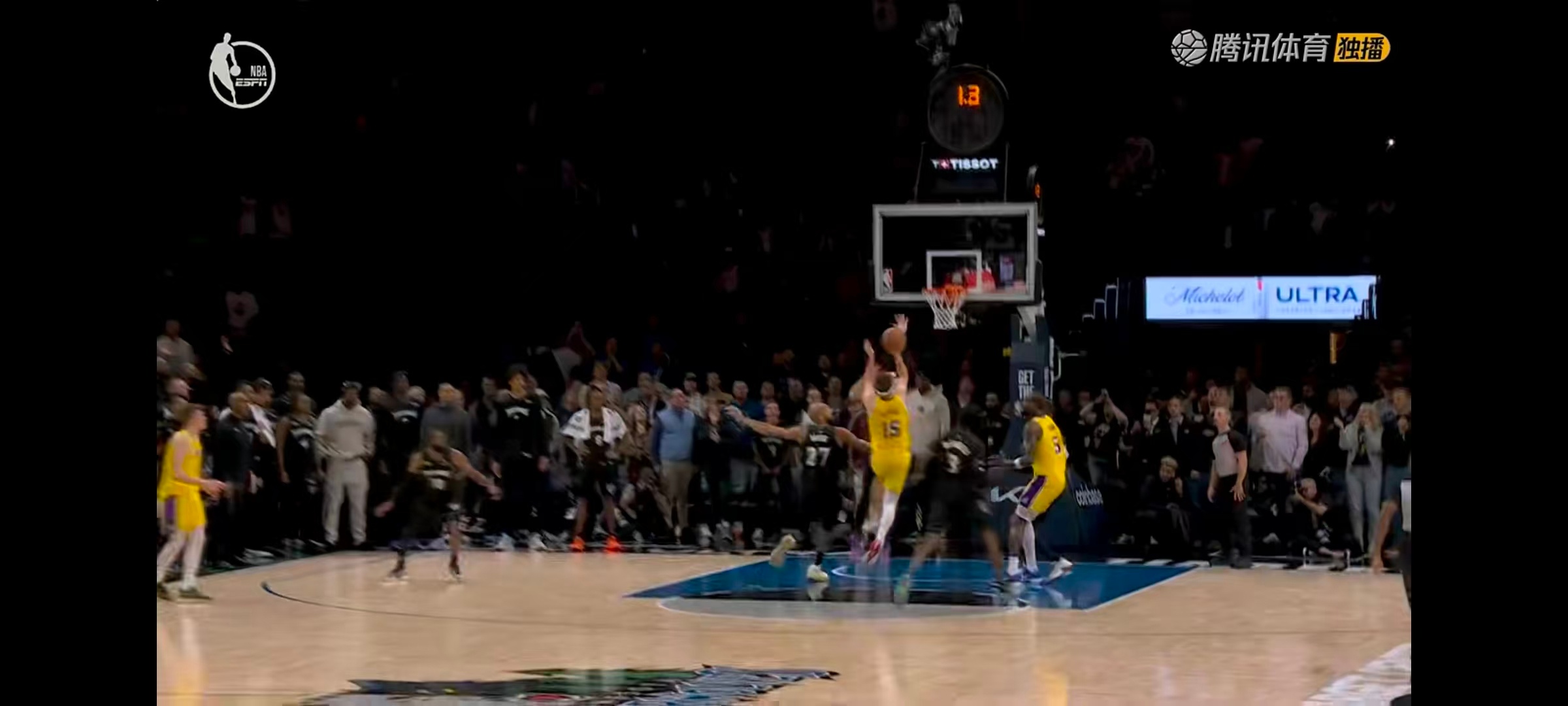 里夫斯绝杀里夫斯绝杀森林狼今天拍摄跟我好哥们马帅一辆车，结果作为湖人球迷的他开车