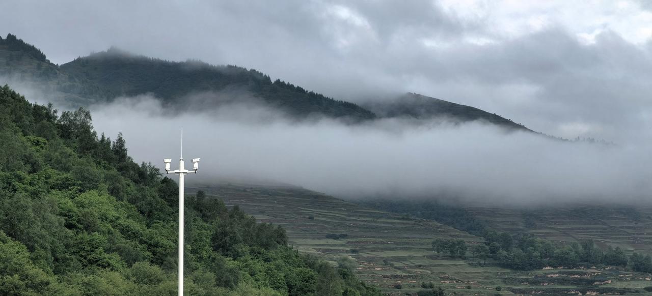 云雾缭绕的山川美景你见过吗? 云雾缭绕，山间景色美如画。
