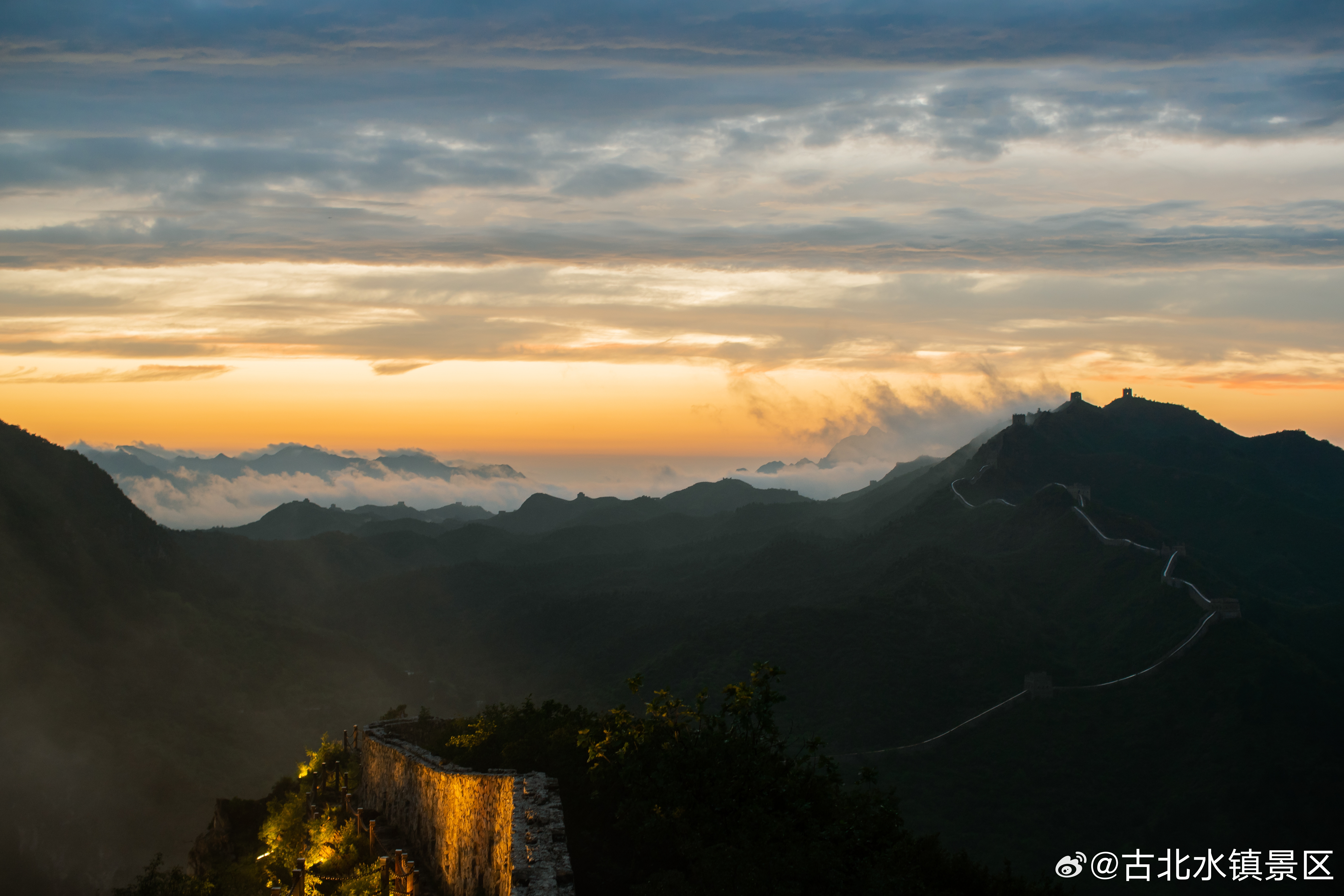 追光的人，终会万丈光芒晚安，宝子们~#长城脚下的红叶小镇# #很高兴在古北水镇认