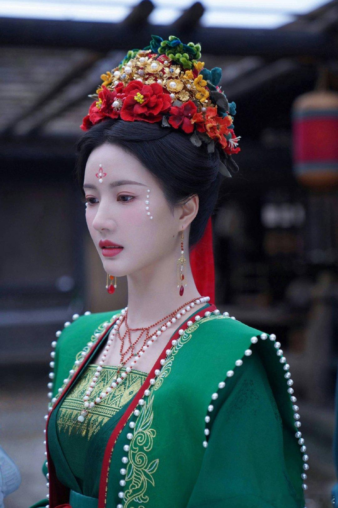 刘些宁晒五福临门大婚花絮  刘些宁的婚服美得让人窒息，五福的图案寓意吉祥，与她甜
