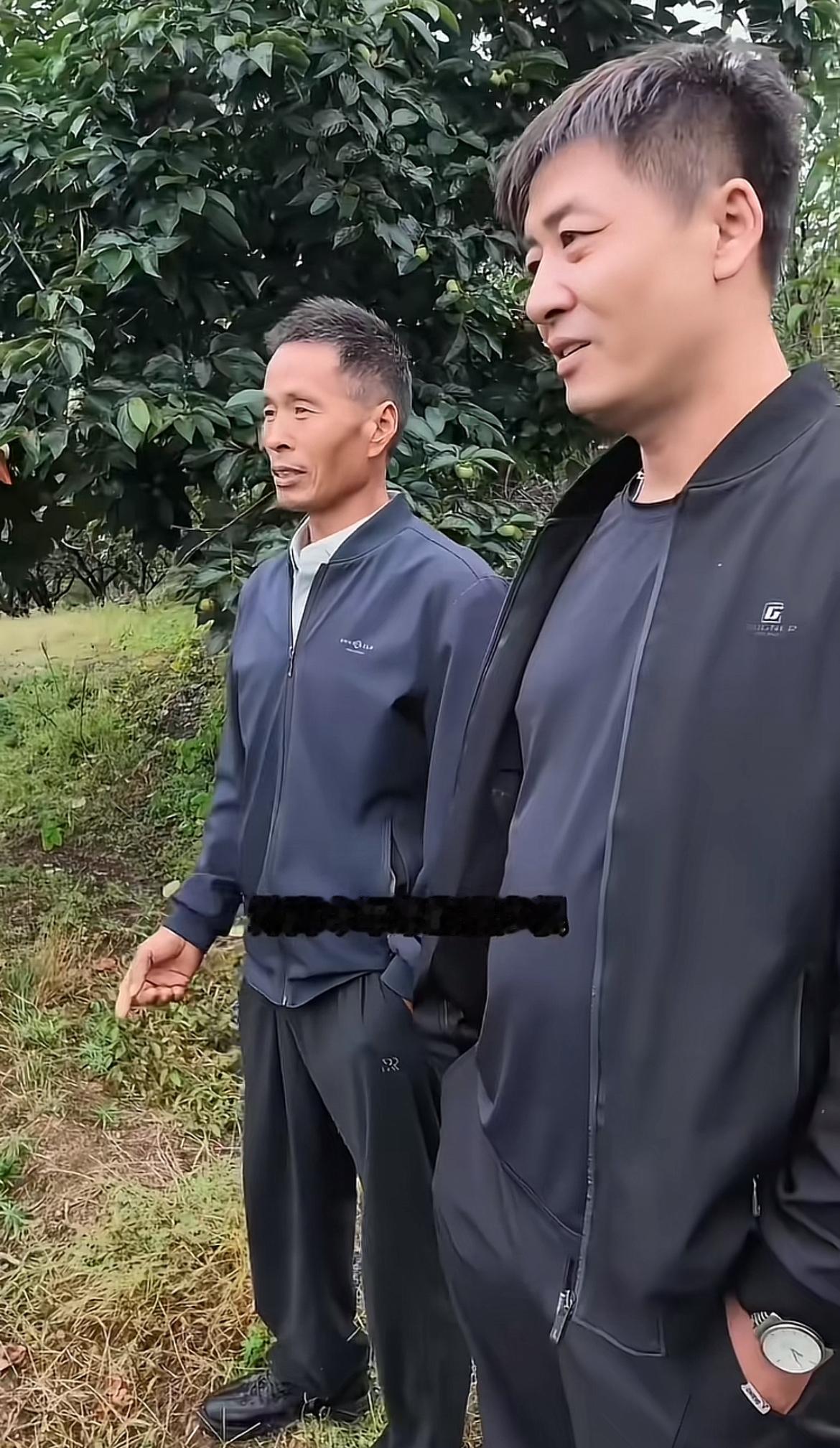 民间版张雪峰成名后不忘初心，帮助果园老农卖丰收的梨，我托人买了两箱，不知道味道怎