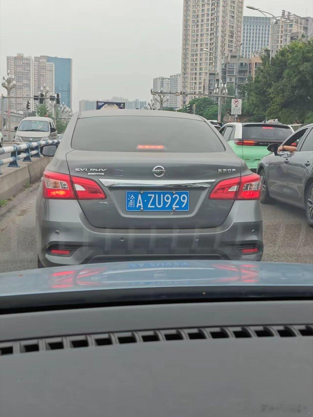 现在看到轩逸这个三大妈车越来越讨厌。在重庆内环上，限速100这个车长期跑60--