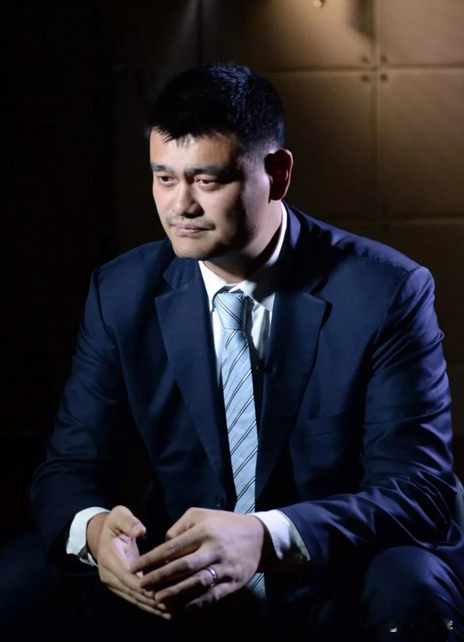 姚明当了中国篮协主席后，都干了些什么事情？
1. 建立红蓝国家队。
用意：让更多