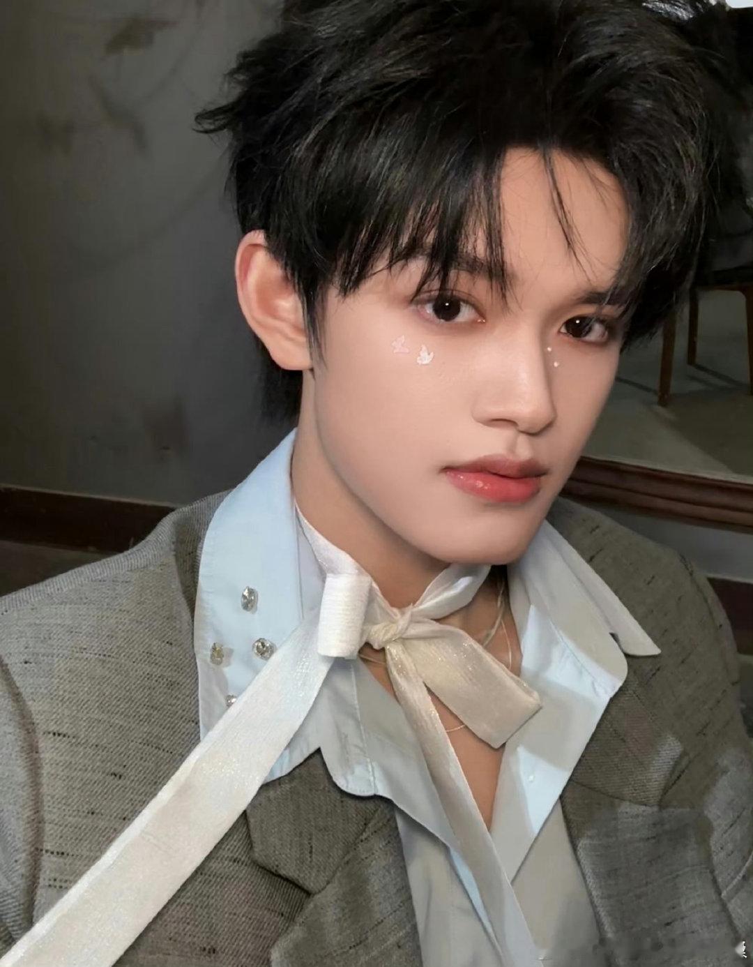 张极白色拿破仑夹克张极出场造型贵气小王子  从Prada时装秀到澳门演唱会，张极