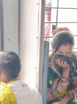 女追男隔层纱！
火车上一见钟情，真浪漫！