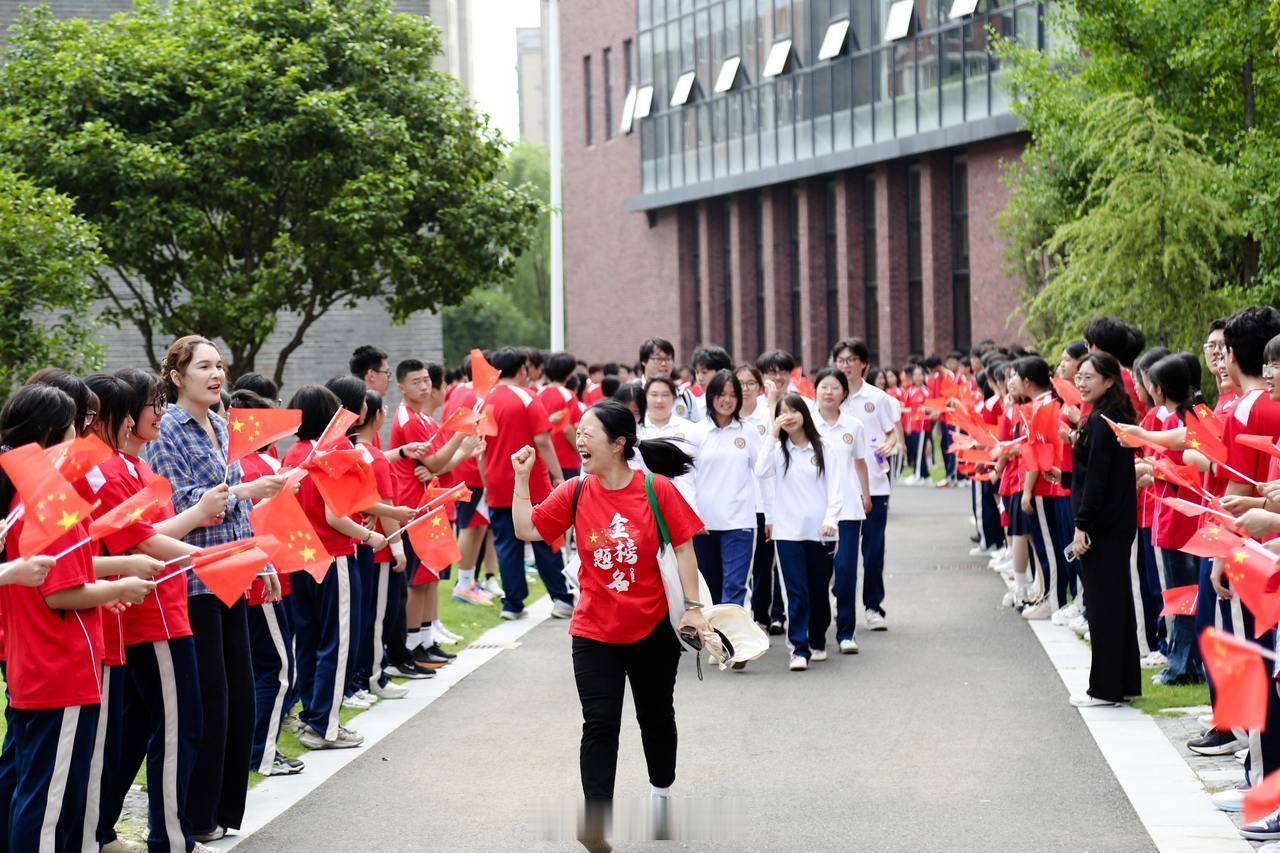 【今日17:30截止！浙江高考考生抓紧填报首轮志愿 】6月30日消息，2026年